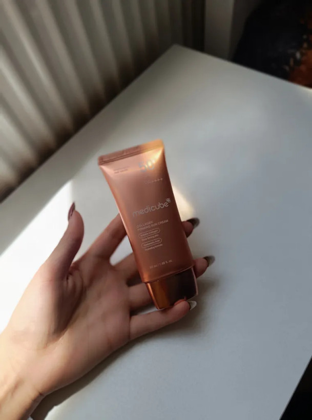 کرم ضد آفتاب بدون رنگ دست و صورت مدیکیوب spf50 مدل کلاژن محافظ UVA،UVB مناسب برای انواع پوست حجم 50 میلی لیت